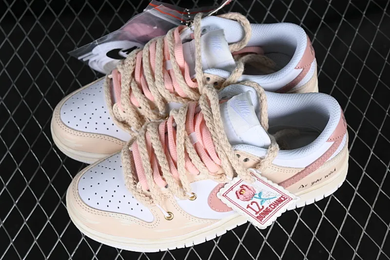 All Categories Nk SB Dunk Series Nk SB Dunk Low Low-top sneakers Nk Dunk Low Retro vibe style Rose cloth patch Brown and white distressed oxidation SB strap casual sneakers DH9765-100